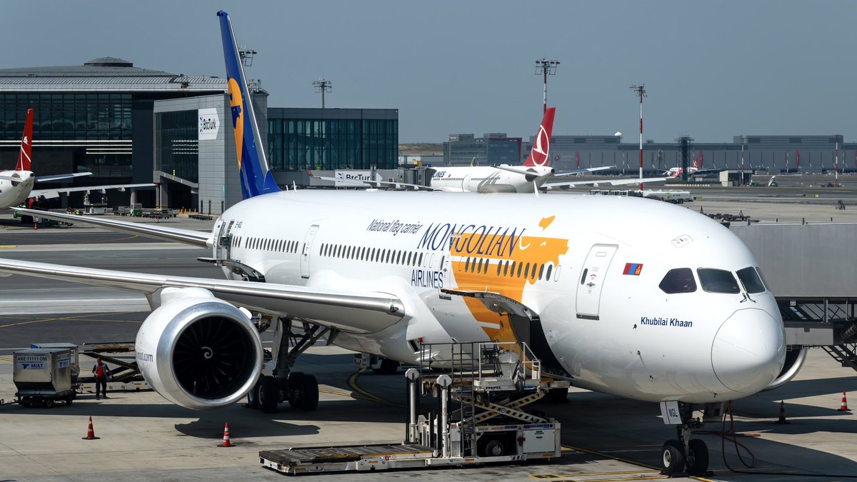 Newest Dream)liner operator in the world! MIAT Mongalian Airlines B787-9 aircraft registered EI-MGL spotted at IST.
~
En yeni Dream)liner kullanıcısı olan MIAT Moğalistan Havayolları’nın B787-9 uçağı İstanbul Havalimanı’nda Ulan Batur uçuşu için hazırlanırken.
~
#Boeing787