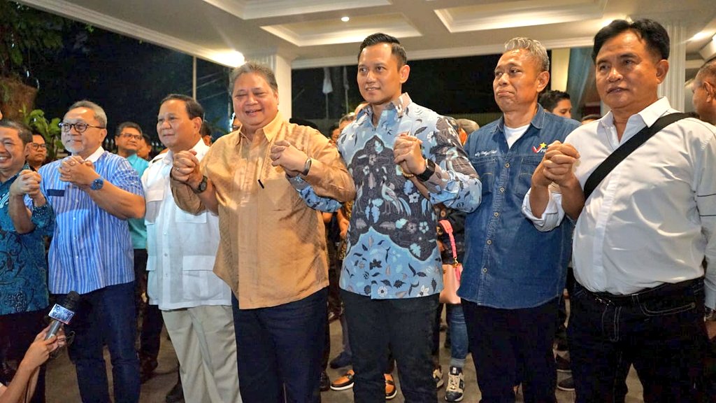 prima_or_id's tweet photo. Gibran Rakabuming resmi diumumkan sebagai bakal cawapres pendamping Prabowo Subianto di Pilpres 2024.

Selain Prabowo, hadir juga Para Ketua Umum Koalisi (KIM), Airlangga Hartarto, Agus Harimurti Yudhoyono, Zulkifli Hasan, Agus Jabo Priyono, Yusril Izha Mahendra, dan Anis Matta. https://t.co/JIG9goJkuE