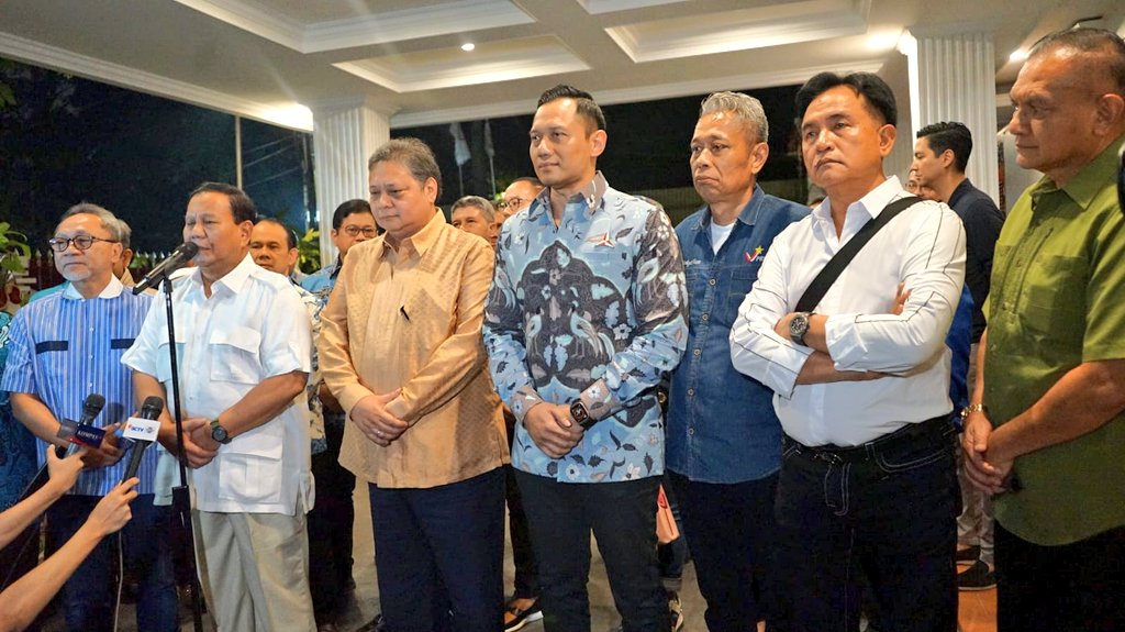 prima_or_id's tweet photo. Gibran Rakabuming resmi diumumkan sebagai bakal cawapres pendamping Prabowo Subianto di Pilpres 2024.

Selain Prabowo, hadir juga Para Ketua Umum Koalisi (KIM), Airlangga Hartarto, Agus Harimurti Yudhoyono, Zulkifli Hasan, Agus Jabo Priyono, Yusril Izha Mahendra, dan Anis Matta. https://t.co/JIG9goJkuE