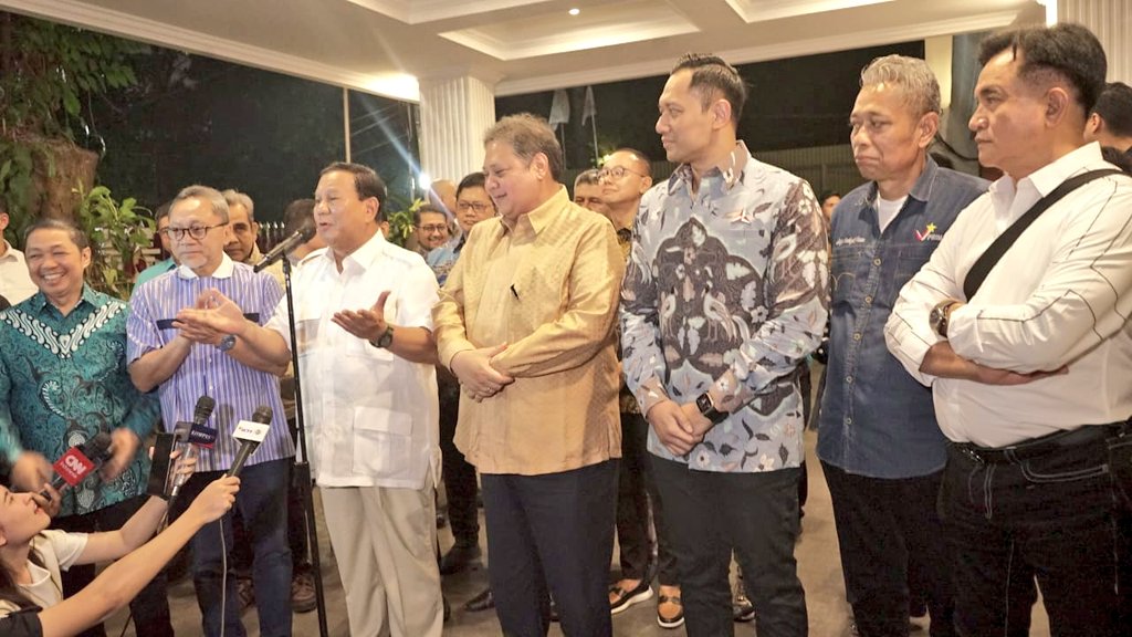 Gibran Rakabuming resmi diumumkan sebagai bakal cawapres pendamping Prabowo Subianto di Pilpres 2024.

Selain Prabowo, hadir juga Para Ketua Umum Koalisi (KIM), Airlangga Hartarto, Agus Harimurti Yudhoyono, Zulkifli Hasan, Agus Jabo Priyono, Yusril Izha Mahendra, dan Anis Matta.