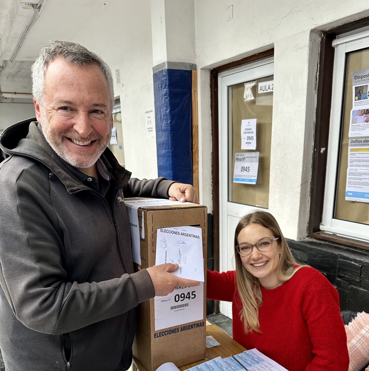 Concurrir a votar y que tu hija sea la presidenta de la mesa son aquellas cosas que a los papás nos llenan de orgullo (y enorme emoción)

muy 😀 feliz !
Todos a votar que en diciembre vamos a celebrar los 40 años de democracia!

#VamosMardelPlata👍🇦🇷

⁦<a href="/RevistaCentral1/">Revista Central</a>⁩