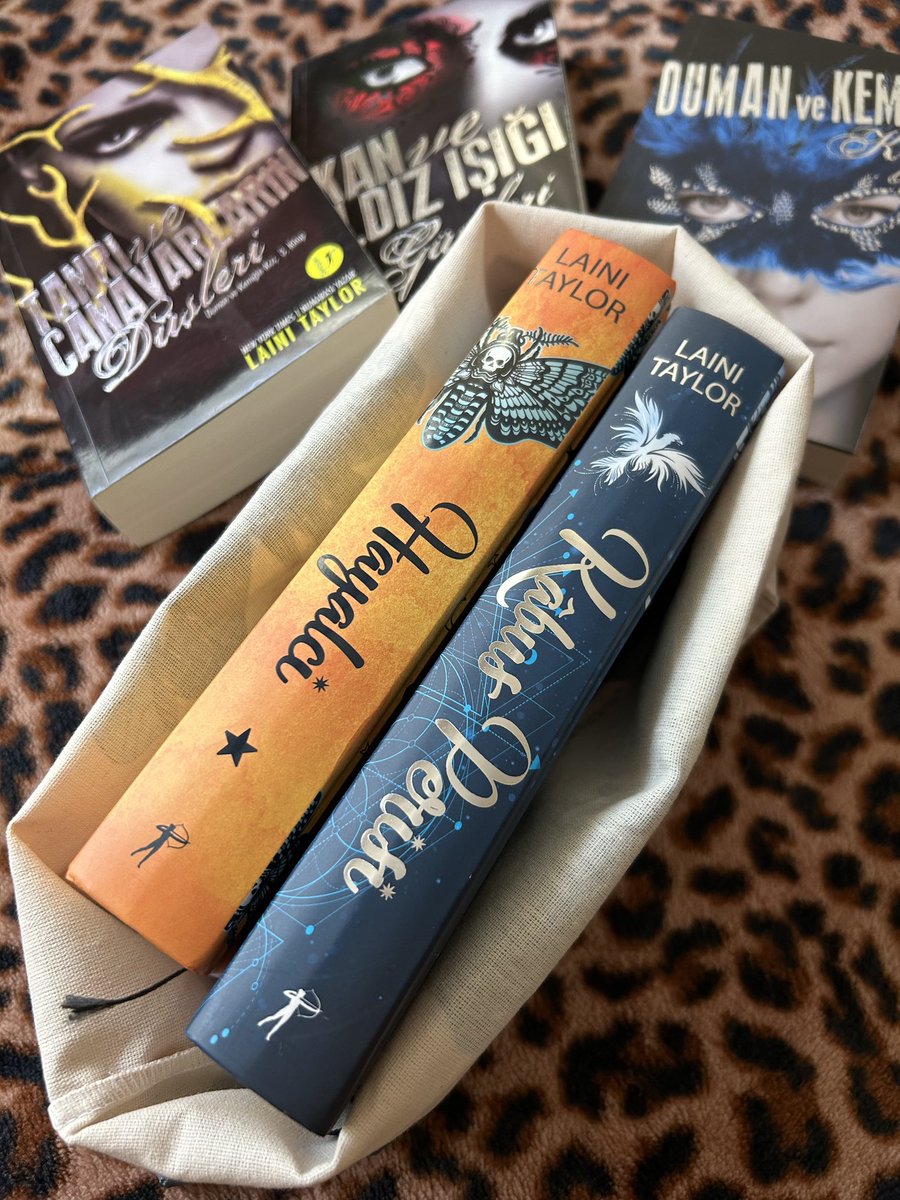 artemiskitap's tweet photo. “Bir zamanlar bir şarkı olmayı hayal eden bir sessizlik vardı, sonra seni buldum ve her şey müzik oldu.”

Laini Taylor kitaplarından hangilerini okudun? Peki ya alıntının hangi kitabına ait olduğunu tahmin edebilir misin?👀🦋

#LainiTaylor #ArtemisYayınları https://t.co/r0iYDvozEj