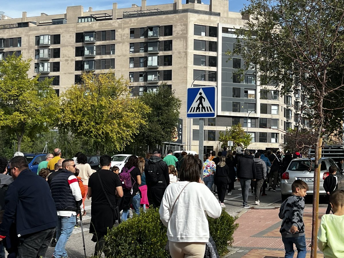 JoseRuizHerranz's tweet photo. Hoy en mi barrio hemos salido a reclamar la construcción de un segundo Instituto. Somos un barrio de @MADRID donde hay un instituto público por cinco concertados-privados. Esto es la libertad de elección que promulga @IdiazAyuso 
#nosinmiies
#ymiiespacuando https://t.co/D8qlMaJcu1