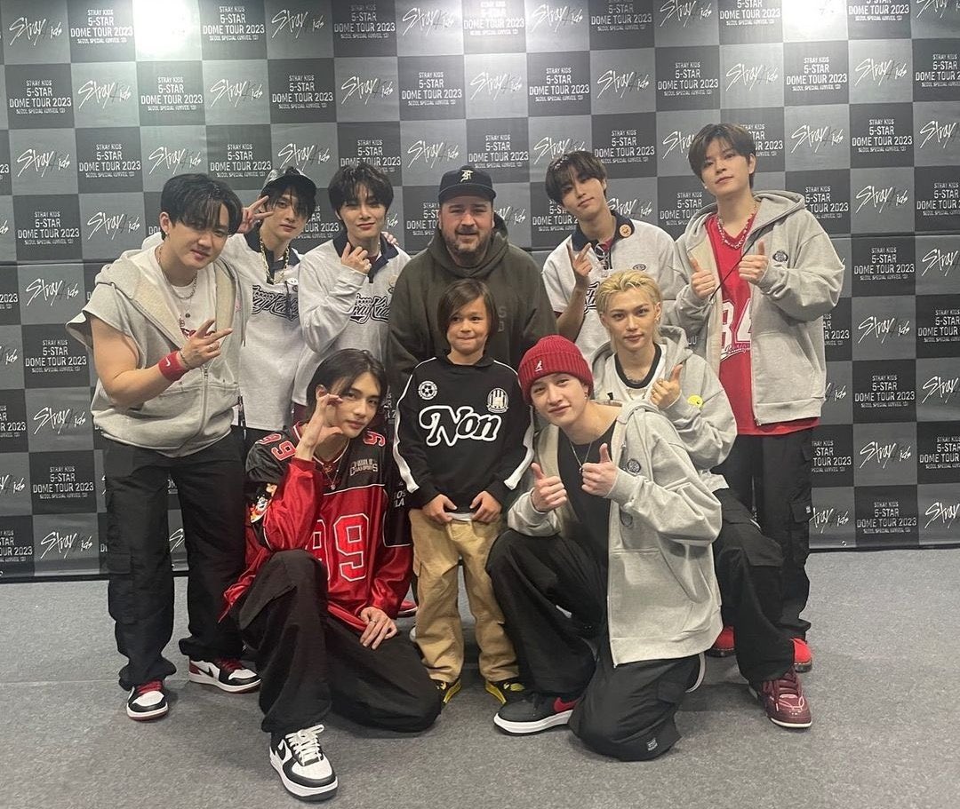 spearhyunnie's tweet photo. aw sam hammington and william with stray kids! "i went to stray kids concert ^^ i fell in love and surprised by the cool hyungs. i'll come again if there's a chance next time. hyungs who are working hard at the concert at this time~ fighting!!! ^^" https://t.co/pctS2LexUM