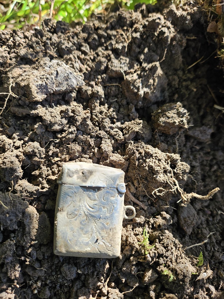 Ohhh a pretty wee silver hinged box......what's inside?????
#Metaldetecting