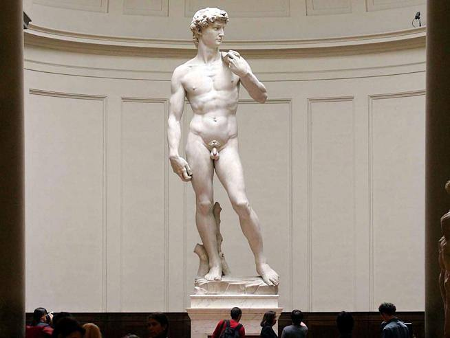 Desmontemos un mito, por favor.

Hablemos de la supuesta "corrección óptica" de las manos y la cabeza del David de Miguel Ángel que se repite una y otra vez sin pararse a pensar.

Ni mucho menos a mirar.

Sobre la idea tan manida de que le hizo una cabeza enorme, un cuello