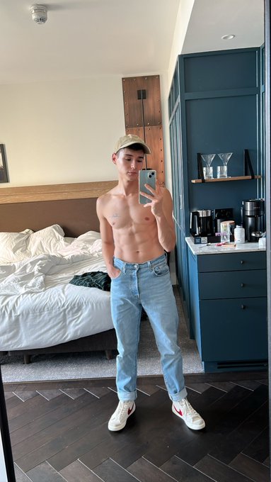 Vintage Levi&rsquo;s just fit a certain way🥹 https://t.co/okPh2hxZvy