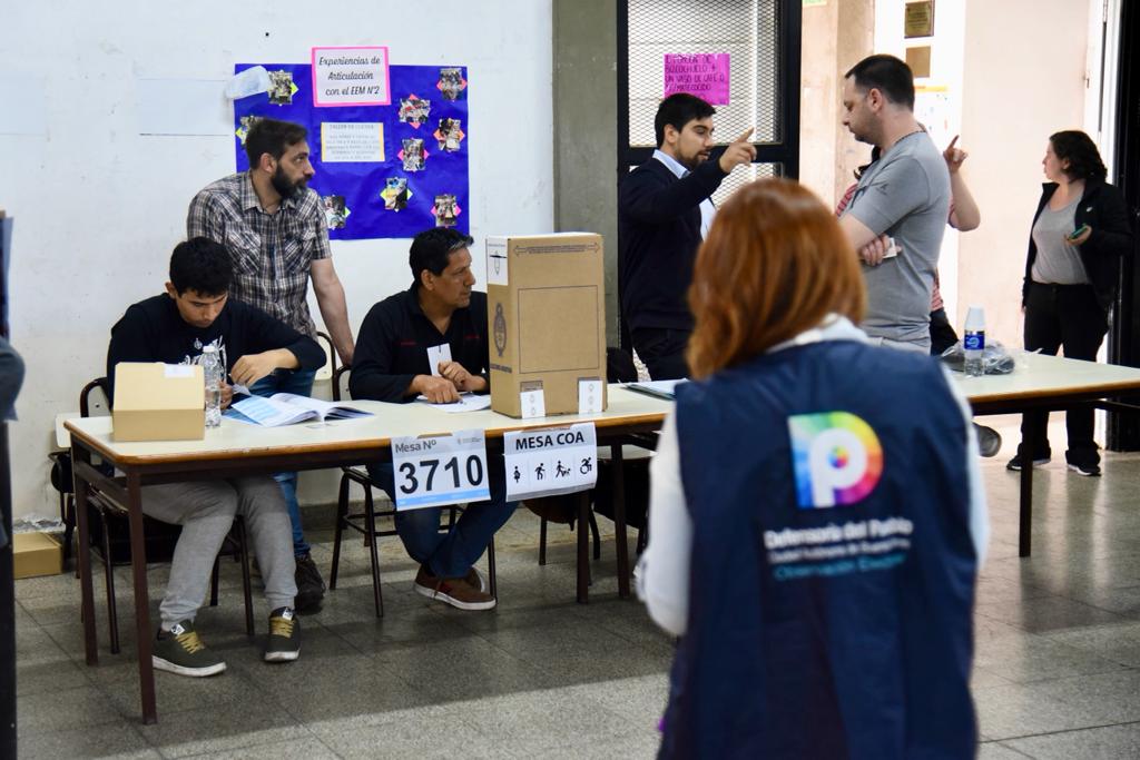 DefensoriaCABA's tweet photo. 🗳 #Elecciones2023 Un equipo de 100 profesionales de la Defensoría ya observa el desarrollo de los comicios en 400 establecimientos distribuidos en las 15 comunas de la CABA para relevar las condiciones de los lugares habilitados para sufragar y la constitución de las mesas. https://t.co/2h5OCyAAI8