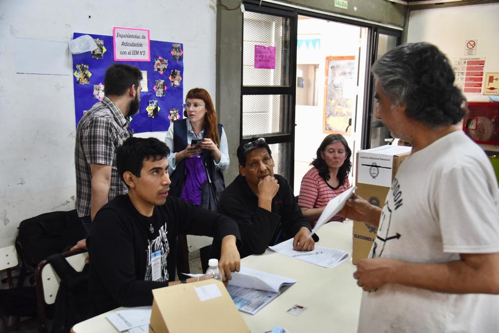 DefensoriaCABA's tweet photo. 🗳 #Elecciones2023 Un equipo de 100 profesionales de la Defensoría ya observa el desarrollo de los comicios en 400 establecimientos distribuidos en las 15 comunas de la CABA para relevar las condiciones de los lugares habilitados para sufragar y la constitución de las mesas. https://t.co/2h5OCyAAI8