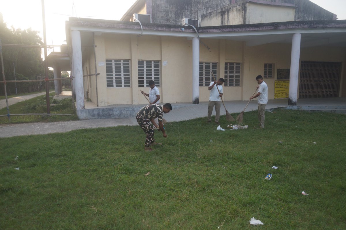 SSBSHQPURNEA's tweet photo. Keeping in view of special “Cleanliness Drive” &amp; Implementation Phase of the "Special Campaign 3.0", SHQ SSB Purnea  organized cleanliness drive in the Premises of Kala BHAWAN Purnea on dated 21/10/2023.
@SSB_INDIA
@PMOIndia
@HMOIndia
@PIBHomeAffairs
@DARPG_GoI https://t.co/k7LeVjL4K4