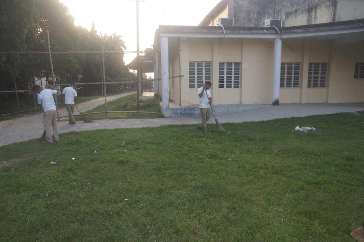 SSBSHQPURNEA's tweet photo. Keeping in view of special “Cleanliness Drive” &amp; Implementation Phase of the "Special Campaign 3.0", SHQ SSB Purnea  organized cleanliness drive in the Premises of Kala BHAWAN Purnea on dated 21/10/2023.
@SSB_INDIA
@PMOIndia
@HMOIndia
@PIBHomeAffairs
@DARPG_GoI https://t.co/k7LeVjL4K4
