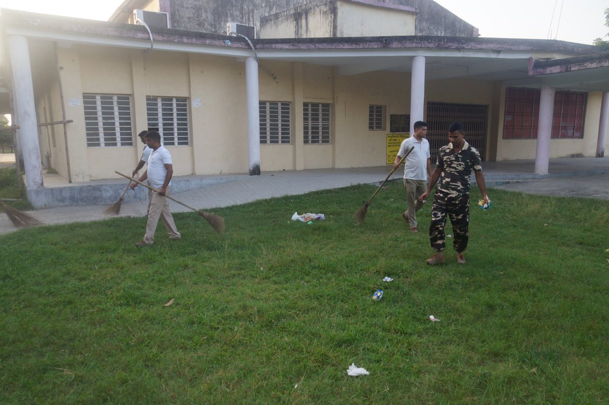 SSBSHQPURNEA's tweet photo. Keeping in view of special “Cleanliness Drive” &amp; Implementation Phase of the "Special Campaign 3.0", SHQ SSB Purnea  organized cleanliness drive in the Premises of Kala BHAWAN Purnea on dated 21/10/2023.
@SSB_INDIA
@PMOIndia
@HMOIndia
@PIBHomeAffairs
@DARPG_GoI https://t.co/k7LeVjL4K4