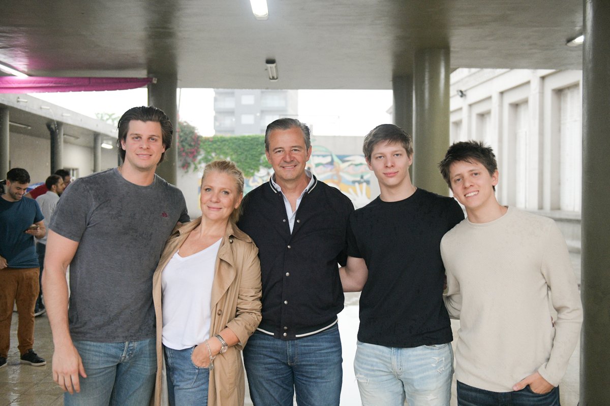 Voté en la escuela Belgrano de Paraná.

Hoy los entrerrianos elegimos el futuro que queremos, para el país y para la provincia. Confiamos en que será de desarrollo, trabajo, salud y educación para todos. 

Vivamos esta jornada con paz y respeto. #Elecciones2023 #VotaEntreRíos