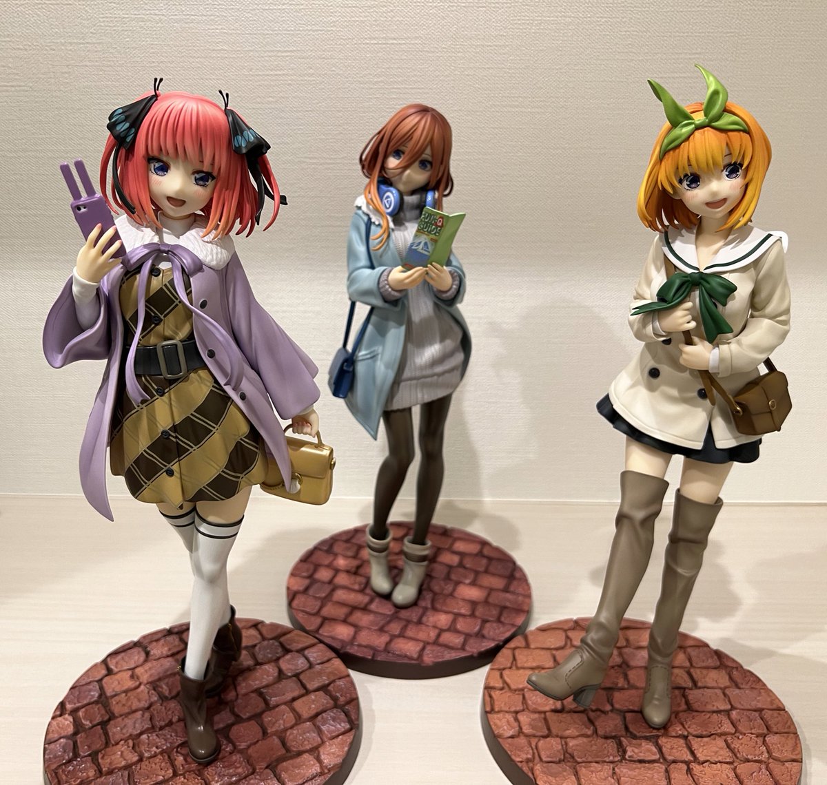 penta_figure's tweet photo. 五つ子ちゃん3人並べてみました✨✨
こうして見るとみんな可愛いのは勿論のことですが、私服やカバンの違いからも個性が感じられます！
残り2人も一緒に並べるのがとても楽しみです😆 https://t.co/u7Qfdz1yBJ