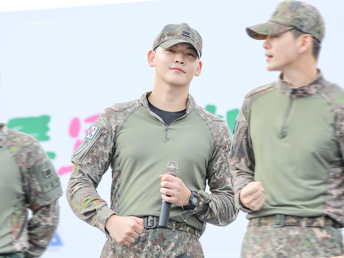 PureSweet6's tweet image. 231007 계룡 육군 특별공연팀 버스킹🦁

흐린 날씨에 눈부시게 군복 입은 남자🎇

#UP10TION #업텐션 #Kuhn #쿤 #노수일