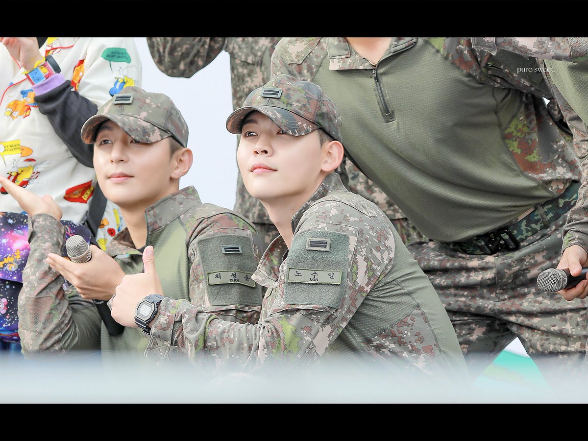 PureSweet6's tweet image. 231007 계룡 육군 특별공연팀 버스킹🦁

흐린 날씨에 눈부시게 군복 입은 남자🎇

#UP10TION #업텐션 #Kuhn #쿤 #노수일