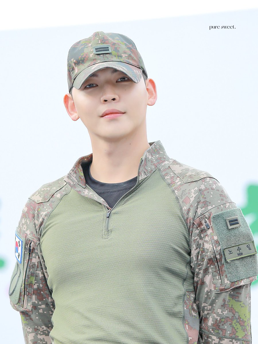 PureSweet6's tweet image. 231007 계룡 육군 특별공연팀 버스킹🦁

흐린 날씨에 눈부시게 군복 입은 남자🎇

#UP10TION #업텐션 #Kuhn #쿤 #노수일