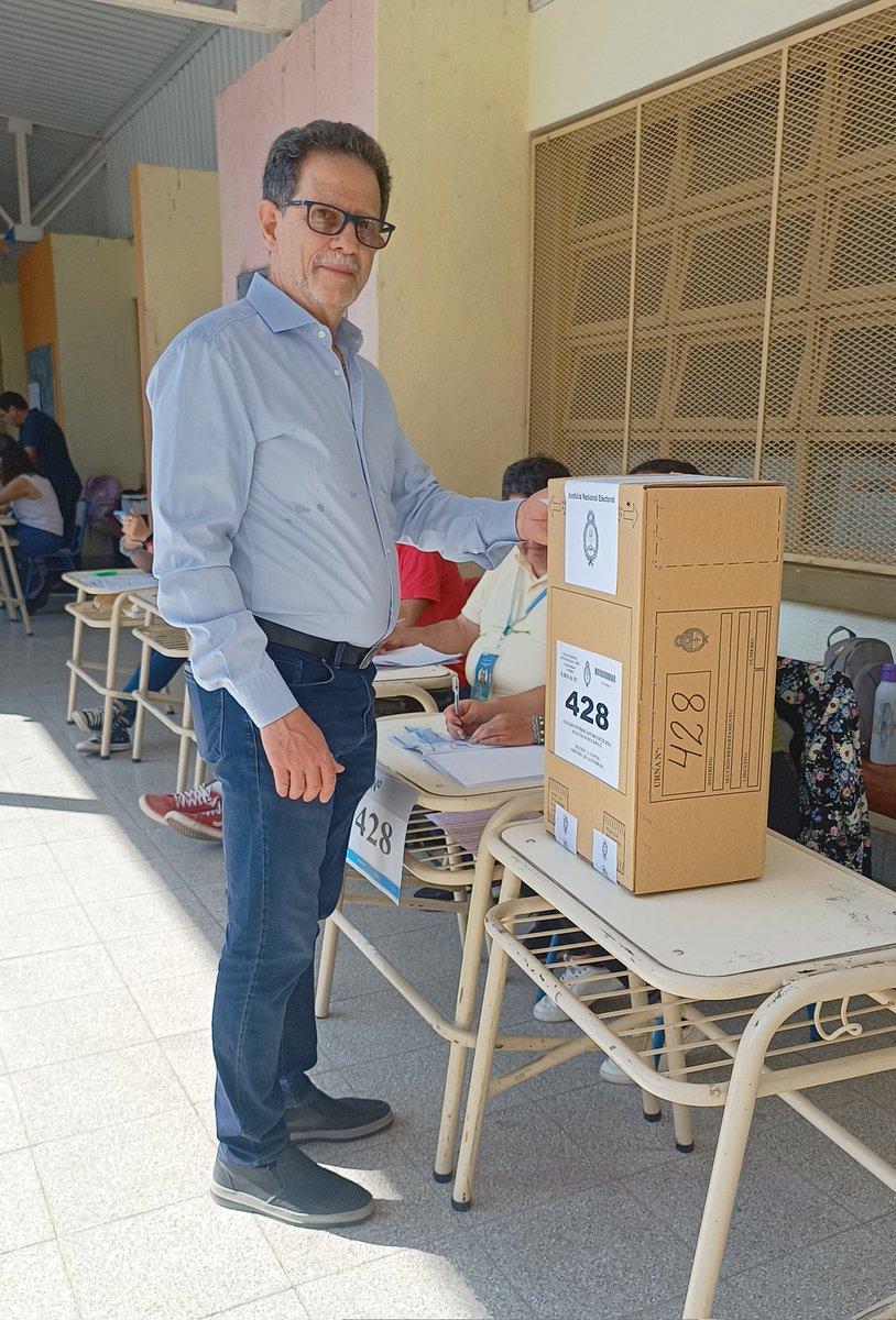 SahadJulio's tweet photo. Hoy me desperté con la esperanza de conseguir una argentina mejor, es por eso que ya emití mi voto con total responsabilidad y mirando hacía el futuro. 

Vos también sumate a elegir nuestro futuro. 

#EleccionesArgentina2023 https://t.co/f4Ark4y5qy