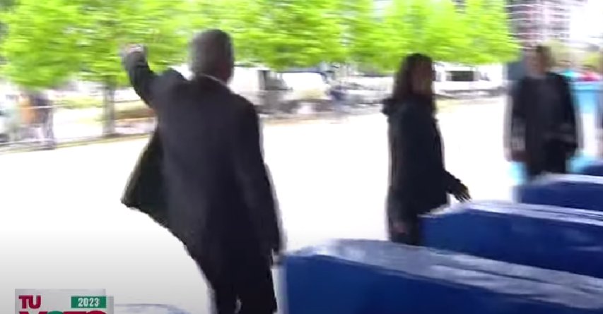 therealbuni's tweet photo. Alberto fue a votar y cuando grabaron a qjien estaba saludando no había nadie ☠️☠️☠️ https://t.co/NjvysGraUj