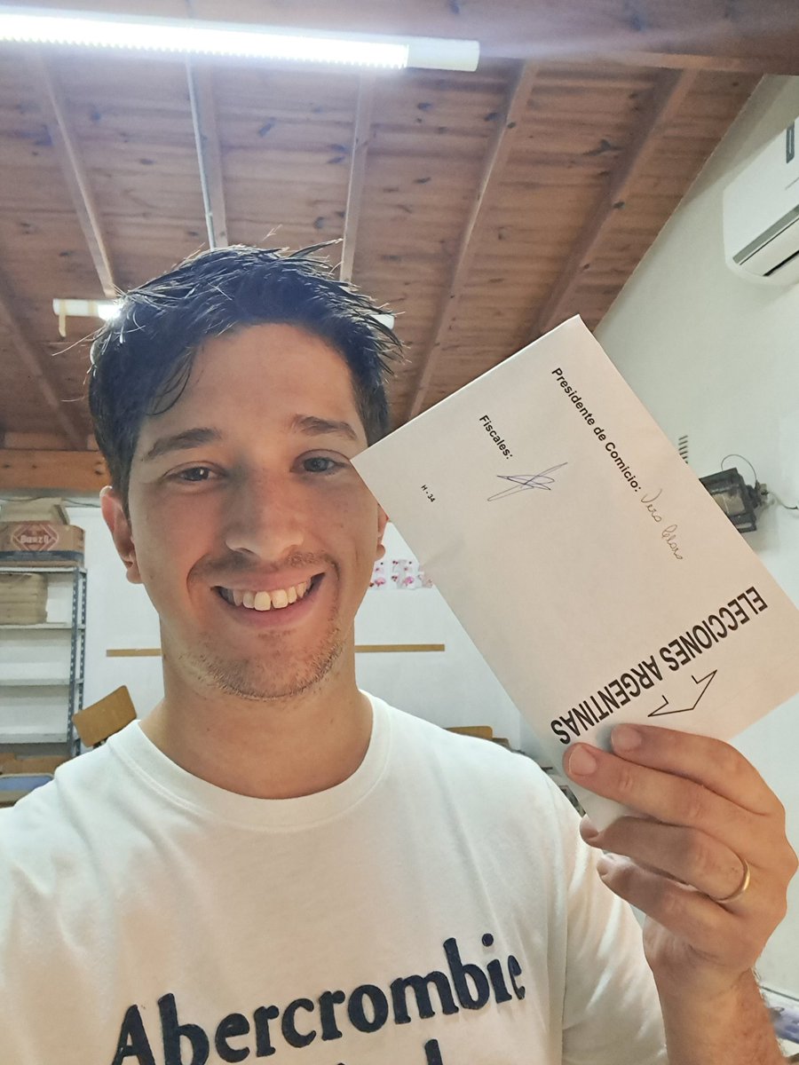 Ya vote, con mucha fe, convicción.

Sabemos que la victoria es el camino, y se que tenemos la fuerza para luchar por el pais que soñamos, confío plenamente en quien esta conduciendo este proceso.

Por nuestros hijos, por los millones que soñamos con un pais normal y sabiendo que