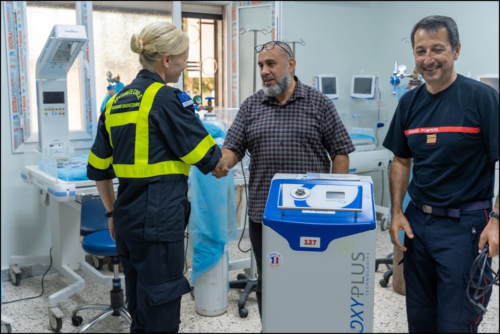 AmbaFranceLibye's tweet photo. L'équipe médicale de la @SecCivileFrance  et des sapeurs-pompiers 🇫🇷 a fait don d'un module de production d'oxygène au profit du service de réanimation néonatal de la maternité de #Derna 🇱🇾.

La France 🇫🇷 est pleinement solidaire du peuple libyen🇱🇾
@francediplo https://t.co/x90DFNz1Tx