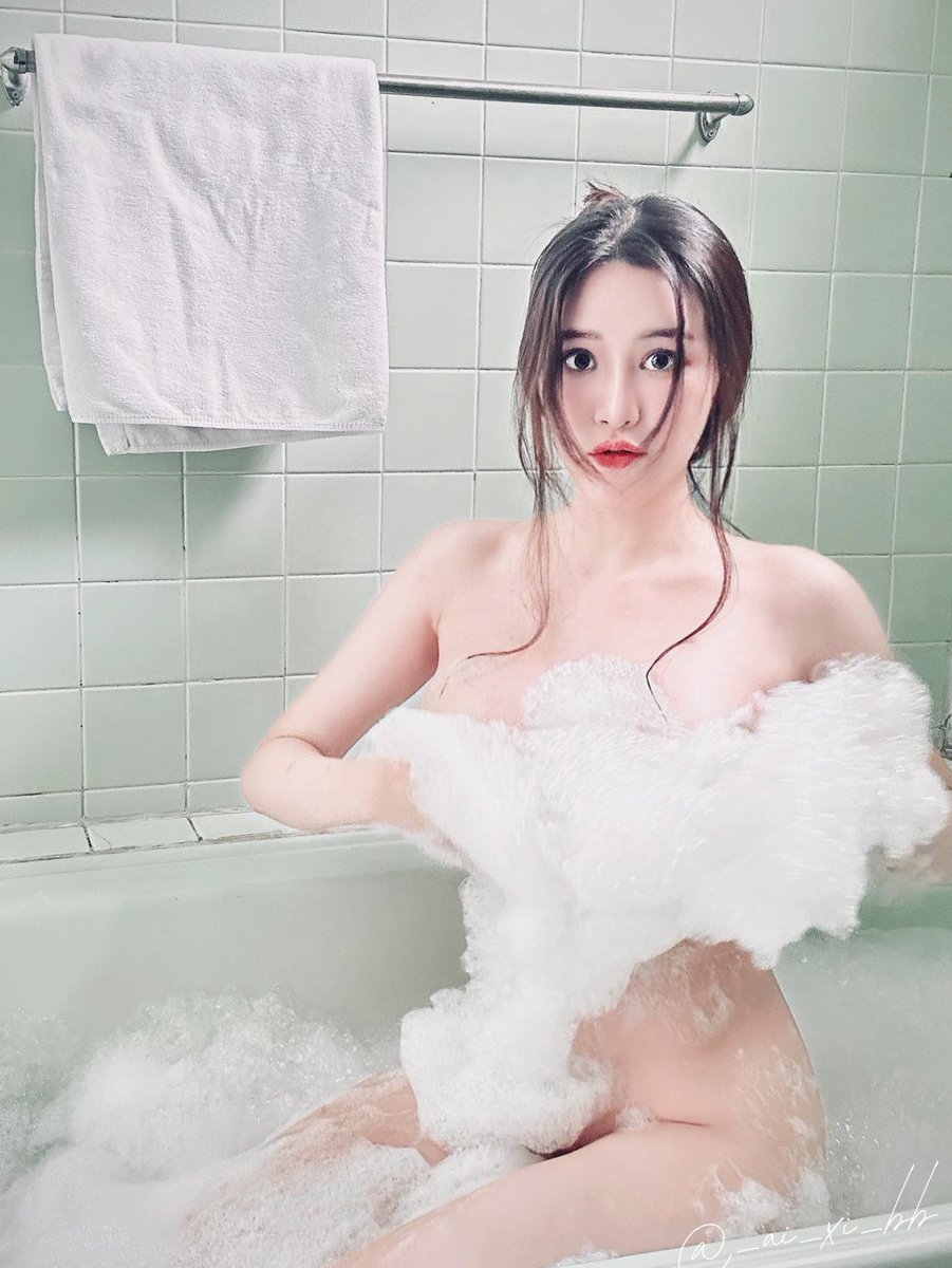 Ashley 艾熙老師 在錄音室對講台前的專業工作照