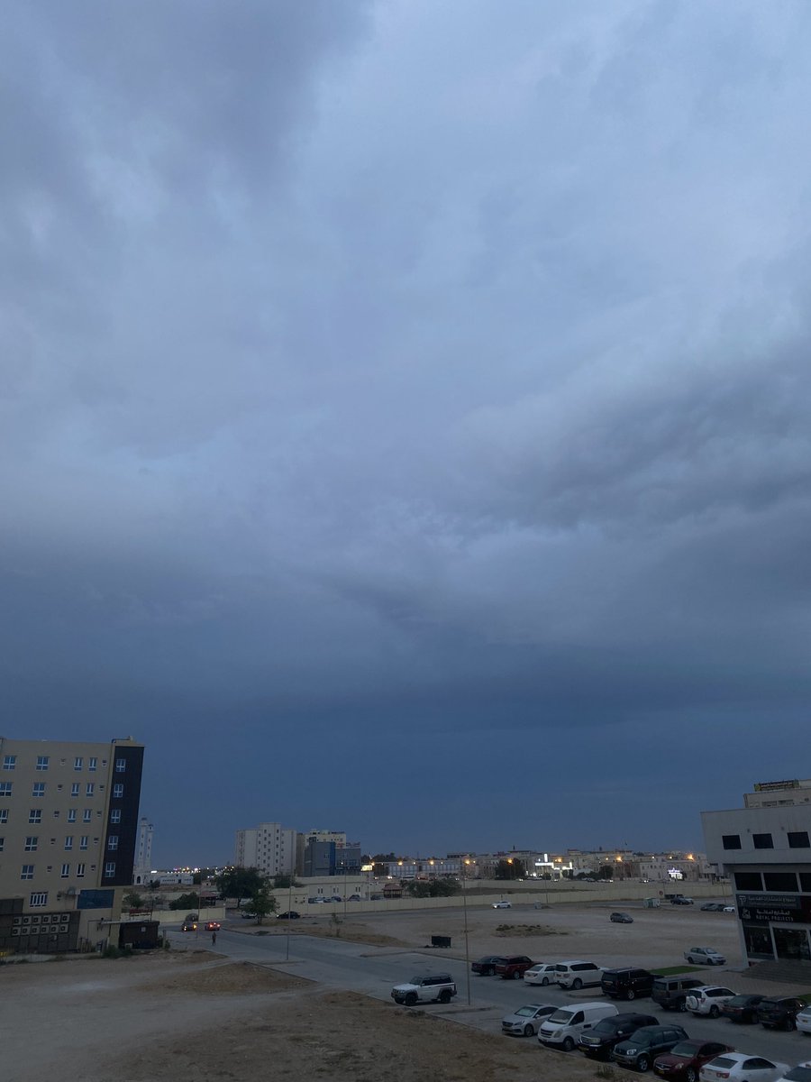 WesamAmri's tweet photo. السعادة الجنوبية مباشر😍..
رياح نشطة وتطاير للأتربة والغبار،،وتساقط الأمطار الخفيفة بين الحين والآخر..
#بحر_العرب 
#اعصار_تيج https://t.co/e3oT0uDjgM