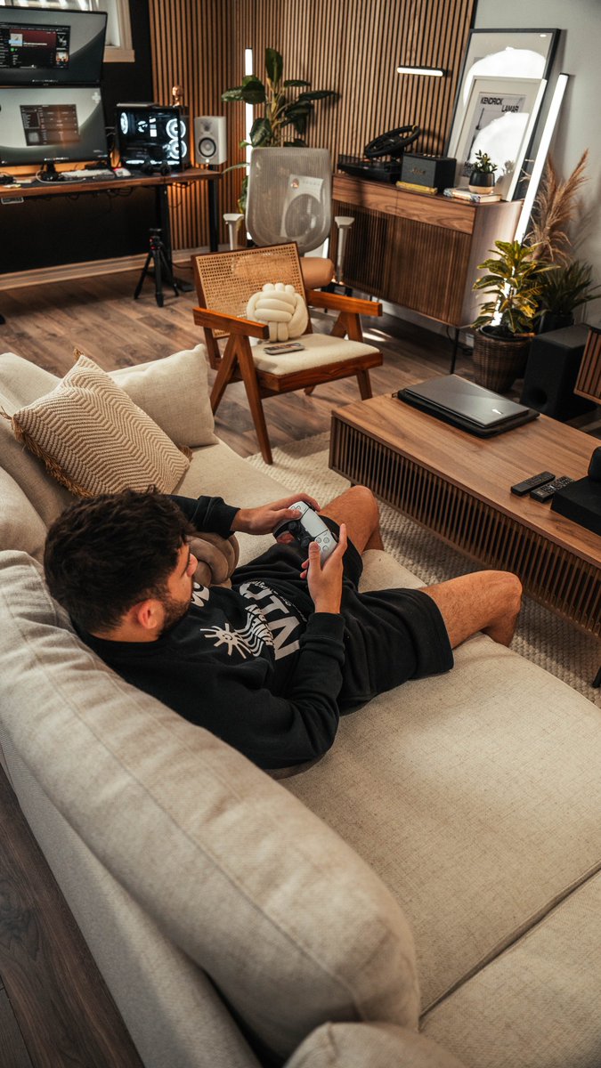 andres_vidoza's tweet photo. The PERFECT Cozy Home Living Room Setup! 🕹️🔈 https://t.co/2IWFtEwJQD