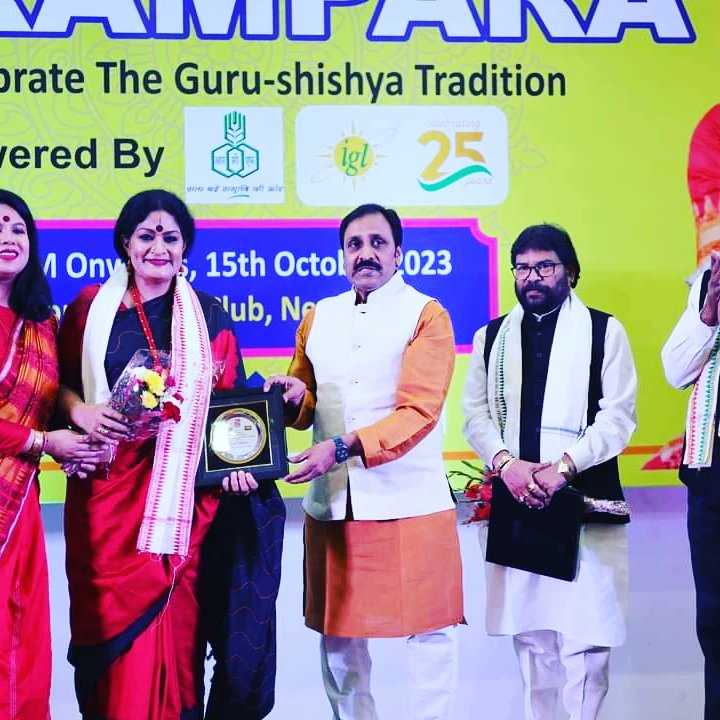 rosalinpatsani's tweet photo. #parampara2023 #parichayfoundation #fundraisingevent #odissi #folkdance #ranapa #delhi #culturalevent #awardsceremony
Parichay Foundation organized the 9th edition of Parampara- To celebrate the Guru- Shishya Tradition on 15th October 2023 at the Constitution Club, New Delhi. https://t.co/MmVjMP2Dun