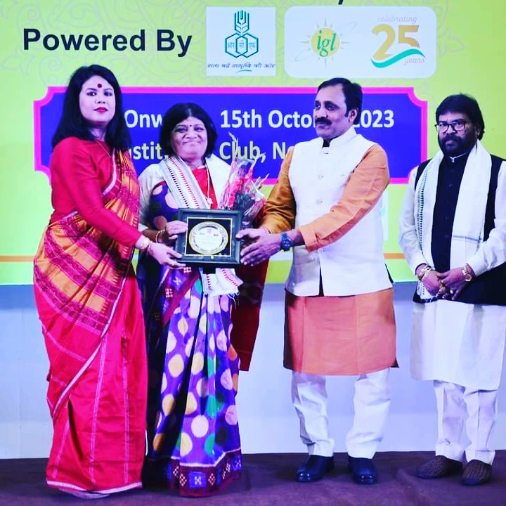 rosalinpatsani's tweet photo. #parampara2023 #parichayfoundation #fundraisingevent #odissi #folkdance #ranapa #delhi #culturalevent #awardsceremony
Parichay Foundation organized the 9th edition of Parampara- To celebrate the Guru- Shishya Tradition on 15th October 2023 at the Constitution Club, New Delhi. https://t.co/MmVjMP2Dun