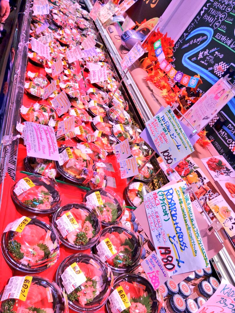 sakanayakunuoki's tweet photo. 土曜日のさかなやくんコーナーでのカップルの会話
「すごーい!え?待って!メンバーの名前ついてる海鮮丼とかグループのとかあるー」
「ここまでやるとバカだよねー笑」彼氏さん!それ、私には最高の褒め言葉です😁
その後、LIVE最後まで観てたのは秘密にしときます！
 #KADODEchocolates
 #miuzic水産部 https://t.co/w7lwd1VZlb