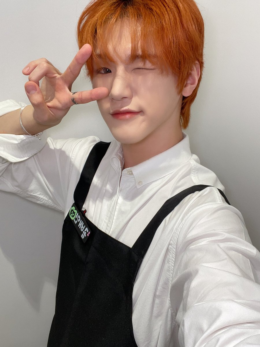 JUSTB_twt's tweet photo. [#배인] 알바 1일차…☕️손님들이 내 번호를 물어봤다 사실 난 I 라서 부끄러워서 못줬다…ㅎㅎㅎꔛꔛꔛ

#JUSTB #저스트비 #Bain #송병희 https://t.co/cGstQ3L3cV
