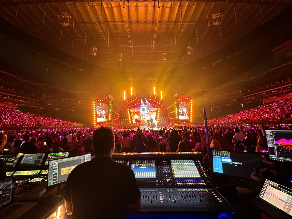 WavesAudioLtd's tweet photo. Stunning shot of FOH engineer @johnbuitrago1 and his beautiful SuperRack SoundGrid system, powering the @karolg show 🎚️🔥 
Learn more about SuperRack: https://t.co/lnHo0oYCai

#waveslive #livesound #superrack #soundgrid #foh https://t.co/1gr3auG5aK