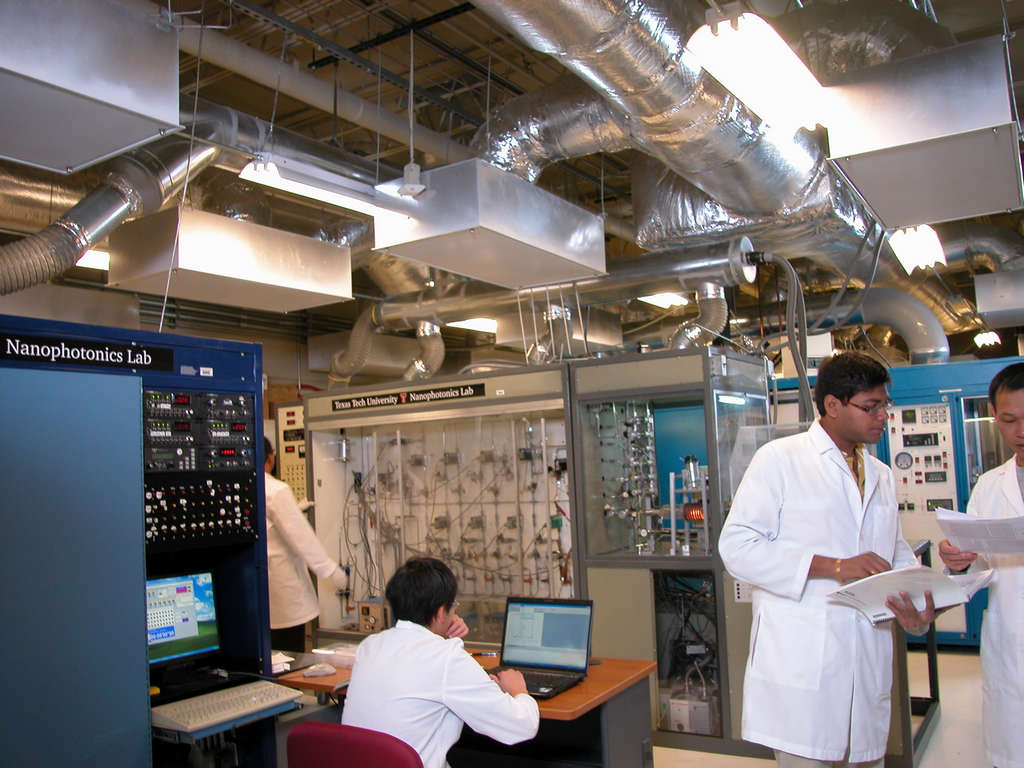 TTUEngineering's tweet image. Texas Tech&apos;s Nanophotonics Research Center is at the forefront of nanotechnology, developing tiny devices with enormous potential. These micro wonders are shaping the future! #NanotechWonders #TTUEngineering #WCOE Find out more on our website! bit.ly/3tt1I4z