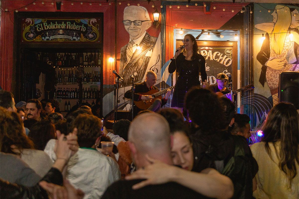 🤩 El Boliche de Roberto: un lugar mítico con la huella de Gardel y Pugliese.

✍ <a href="/rittapok/">Rita</a> | 📸: Paula Aiello | bit.ly/3McJDy9