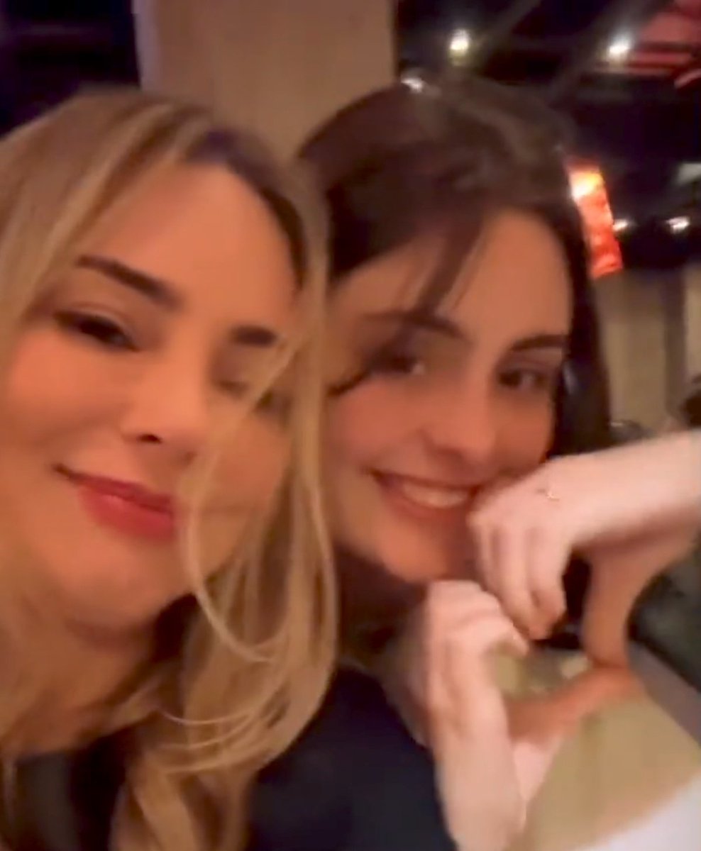 matheuscaseca's tweet image. Duas coisas que a Rachel Sheherazade tem e a Jenny Miranda não: o amor do Brasil e o amor da filha 

#AFazenda