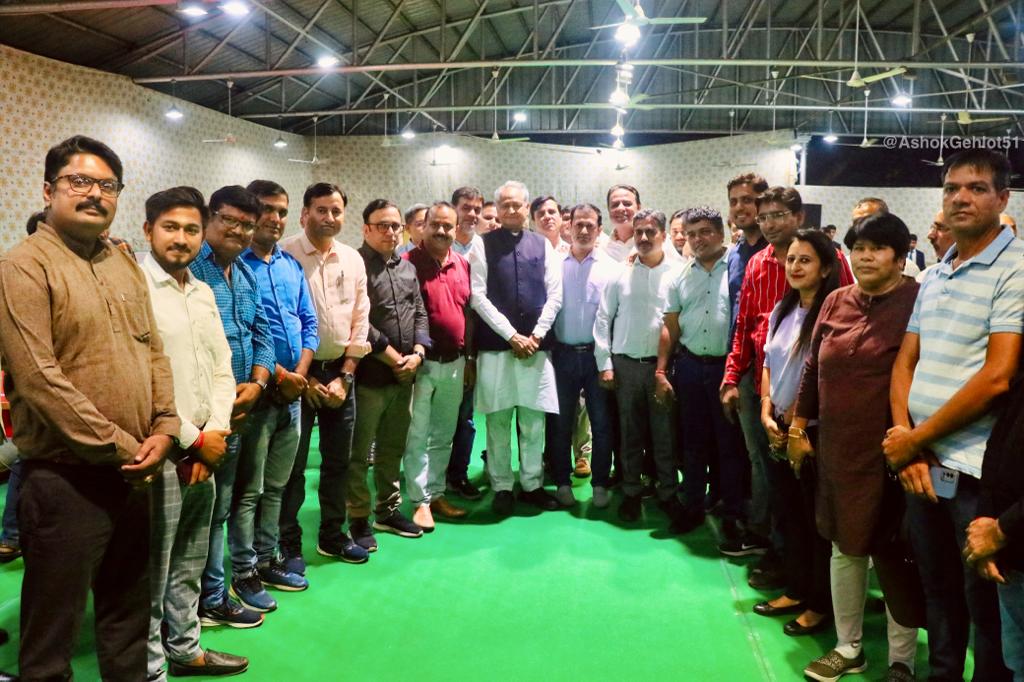 लोकतंत्र महोत्सव चुनाव की सरगर्मियों के बीच लोकतंत्र के चौथे स्तंभ पत्रकार बंधुओं से भेंट की। इस दौरान विभिन्न सम-सामयिक विषयों पर वार्तालाप हुआ।