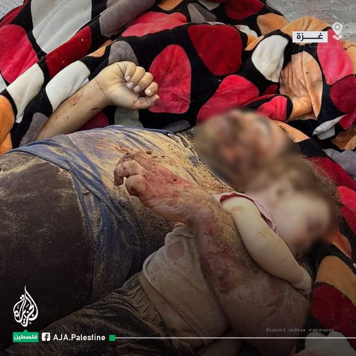 FLA60726's tweet photo. He rose with his daughter, carrying her on his arm. The martyrs Khalil and Misk were pulled from under the rubble as a result of one of the Israeli occupation raids on the Gaza Strip. @yomna_elhossary 
#GazaUnderAttack #Palestine #FreePalaestine #Palestinian https://t.co/IxM6XgMtUa