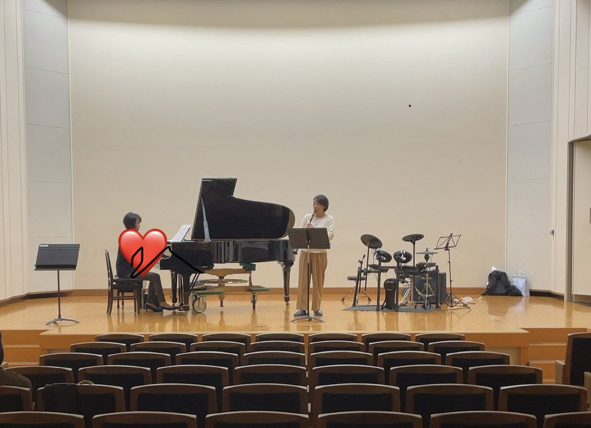 rystudio2005's tweet photo. 来月中旬に迫った発表会のアンサンブル演奏のリハーサルを行いました。クラリネットの豊永先生とドラムの中村先生にお力添えをいただきました。それぞれのレベルで学ぶことが多かったことはもちろん、聴き映えもぐんとアップして生徒さんがた共々嬉しい時間となりました。本番が楽しみです！ https://t.co/prQ6m2wLcD