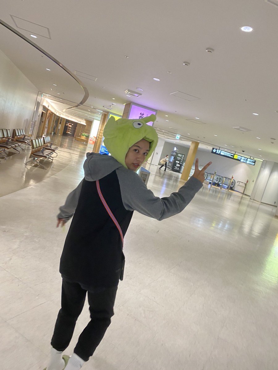 l_y0823's tweet photo. 一緒に歩いたら恥ずかしい言われたin福岡空港✈️ https://t.co/hE7bZBlzN0