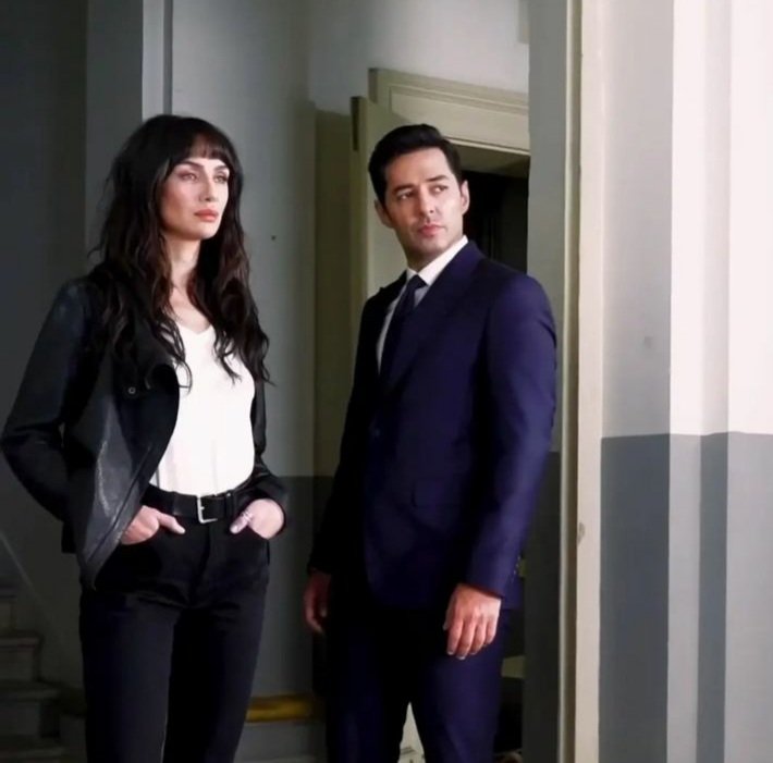 Dr. Nilüfer Toska  e o promotor Ömer Atakan
• #BirceAkalay #BirDerdımVar •
#MertFirat