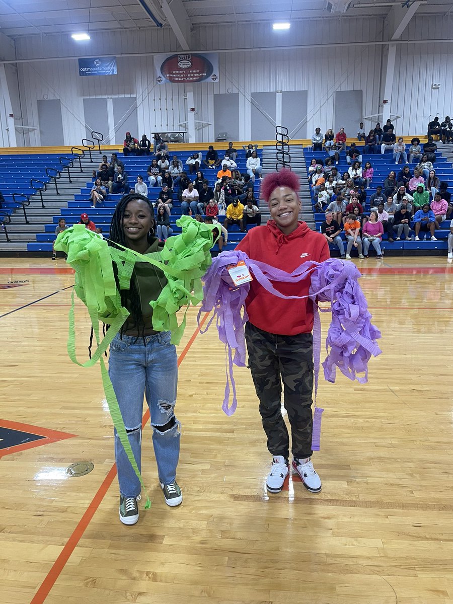 NaKayiaSymonee's tweet photo. Itβs a gift to be able to pour into the ones whoβs shoes I was just in not to long ago , Proud #LadyCharger Alumni π§‘π Wish these girls the absolute very best on their upcoming journey & season βΌοΈ@LadyChargersWBB https://t.co/ZVqNMiWxEh
