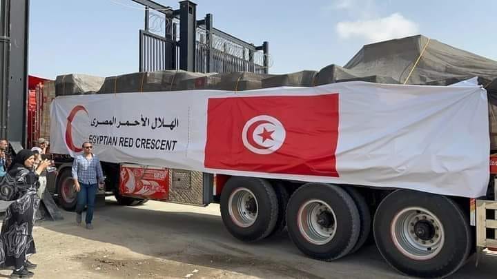 TounesKhadra's tweet photo. L'aide fournie par la Tunisie a pu rentrer dans Gaza. https://t.co/OeSN5Ij0pF