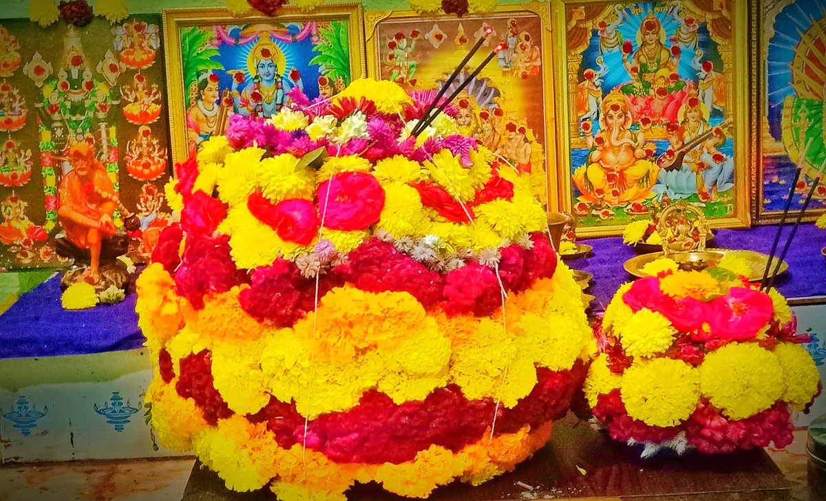 NaveenBalanagar's tweet photo. పువ్వులతో పూజ చేసే సంస్కృతి ప్రపంచానిది

పువ్వులకు పూజ చేసే సంస్కృతి తెలంగాణది

తెలంగాణ ఆడపడుచులందరికీ  
సద్దుల బతుకమ్మ శుభాకాంక్షలు...💐♥️

#Bathukamma 
@TelanganaCMO @RaoKavitha https://t.co/AvAAfbR5ax