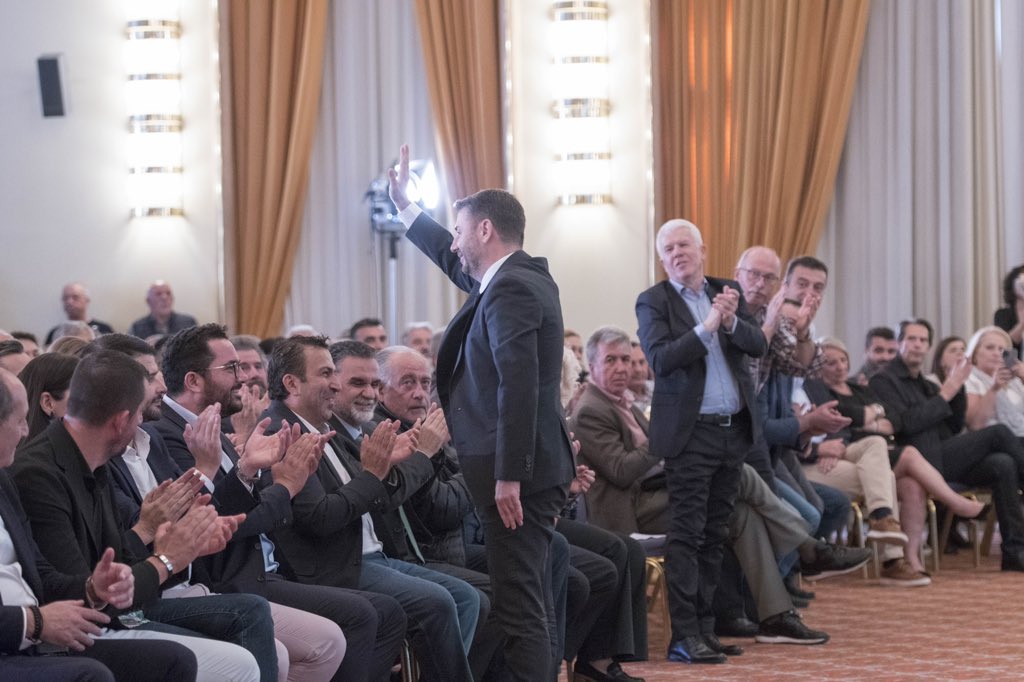 androulakisnick's tweet photo. Η κυβέρνηση τις τελευταίες ώρες παρουσιάζει την απόκτηση της επενδυτικής βαθμίδας σαν να είναι το αποτέλεσμα μόνο της δικής της προσπάθειας. Υποβαθμίζει τις θυσίες του ελληνικού λαού όλα αυτά τα χρόνια της οικονομικής κρίσης. Ξεχνούν όμως να πουν ποιοι μας έφεραν στην οικονομική κρίση. Και ποιοι είναι εκείνοι, οι οποίοι εργάστηκαν για να αποκτήσει η χώρα επενδυτική βαθμίδα, όταν ο κ. Μητσοτάκης και η Νέα Δημοκρατία υπονόμευαν τη χώρα οδηγώντας την στη δραχμή και στη χρεοκοπία.

Για εμάς η επενδυτική βαθμίδα δεν είναι το τέλος της διαδρομής που πέτυχε με θυσίες και κόπους η κάθε Ελληνίδα και ο κάθε Έλληνας. Κανένας δεν μπορεί να πάρει αυτή την επιτυχία μόνος του, στις δικές του πλάτες. Είναι η εθνική προσπάθεια της χώρας να αποφύγει τη χρεοκοπία και να έχει και μια νέα σελίδα ανάπτυξης στο μέλλον.
