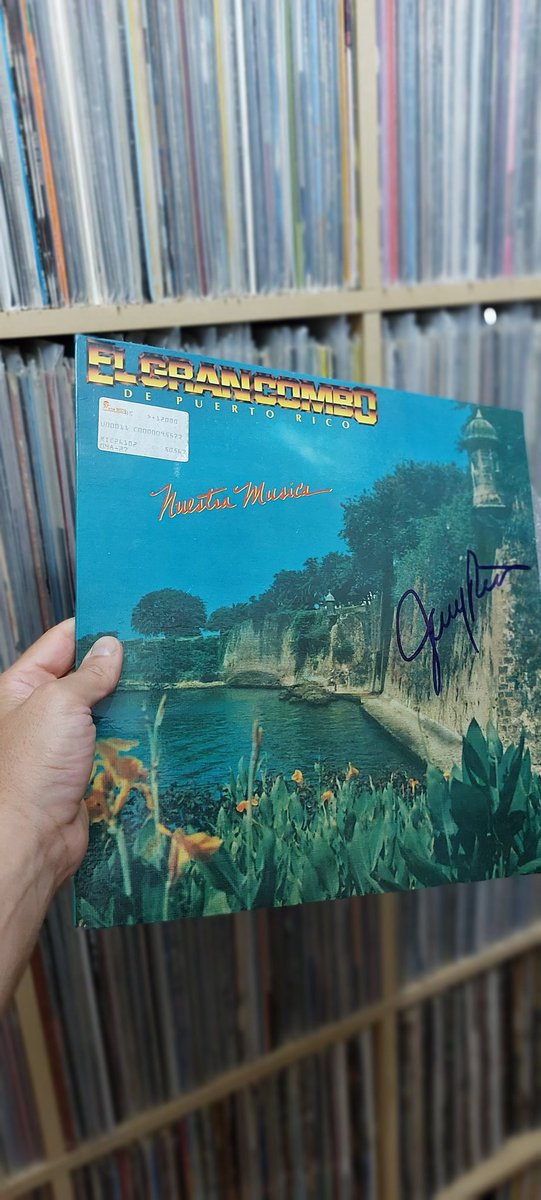 djyeraflavor's tweet photo. Tremendo lujo ver a la universidad de la salsa en directo #elgrancombodepr volvería a verlos mil veces más,tremendo show de salsa, tener el recuerdo del vinilo firmado por una de sus grandes voces #jerryrivas gracias por ser la banda sonora en toda mi familia,toda una institución https://t.co/uvOfug6HFI