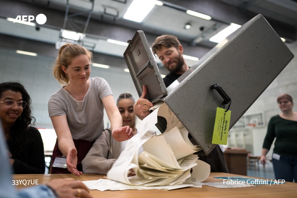🇨🇭 Aux législatives en Suisse, la droite populiste arrive largement en tête (près de 29% des voix), renforçant sa place de 1ère formation politique, devant les socialistes (un peu plus de 17%), selon la 1ère projection de l'institut gfs.bern pour l'audiovisuel public SSR #AFP