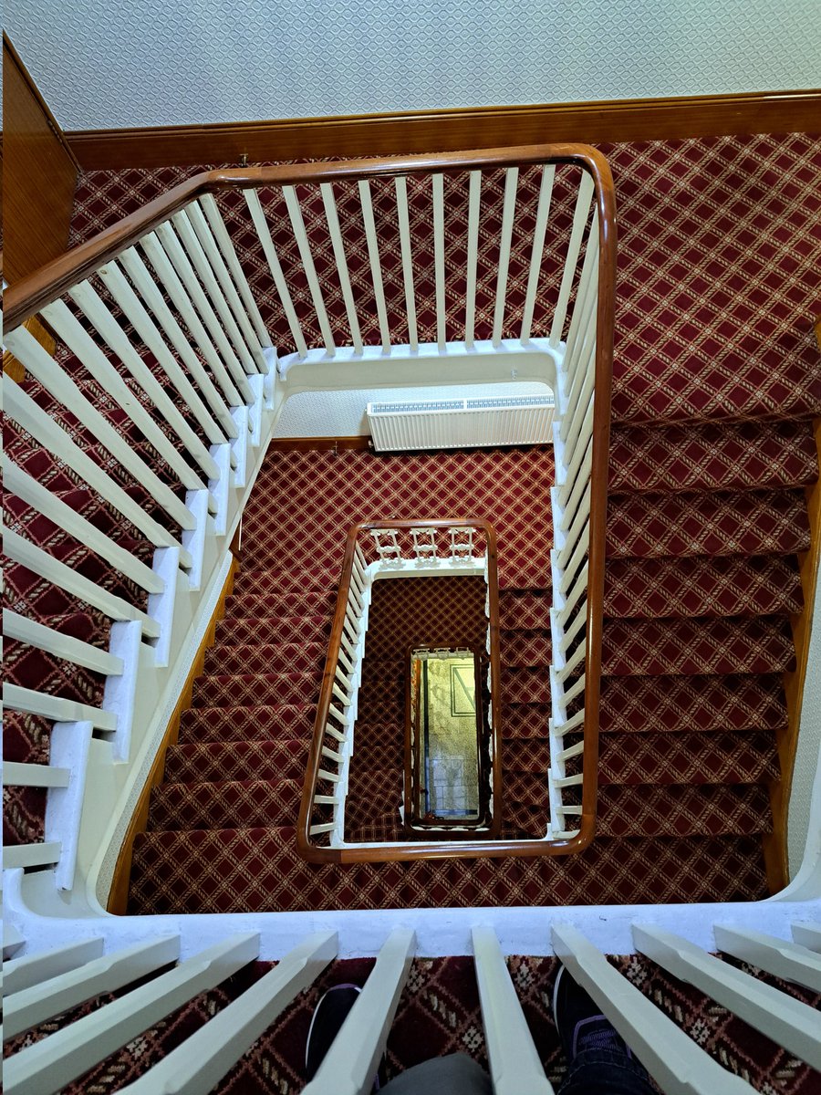 Junie_23_'s tweet photo. Unser Hotel gibt mir jedes mal wenn ich durch den Gang laufe " At Dead of Night" vibes. Ich warte schon darauf das Jimmy hinter einer Ecke lauert 🤣 https://t.co/vnJ157zcbW