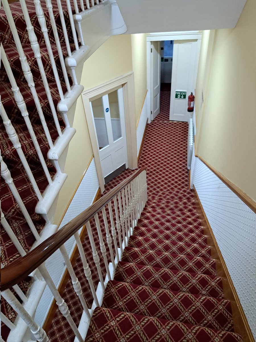 Junie_23_'s tweet photo. Unser Hotel gibt mir jedes mal wenn ich durch den Gang laufe " At Dead of Night" vibes. Ich warte schon darauf das Jimmy hinter einer Ecke lauert 🤣 https://t.co/vnJ157zcbW