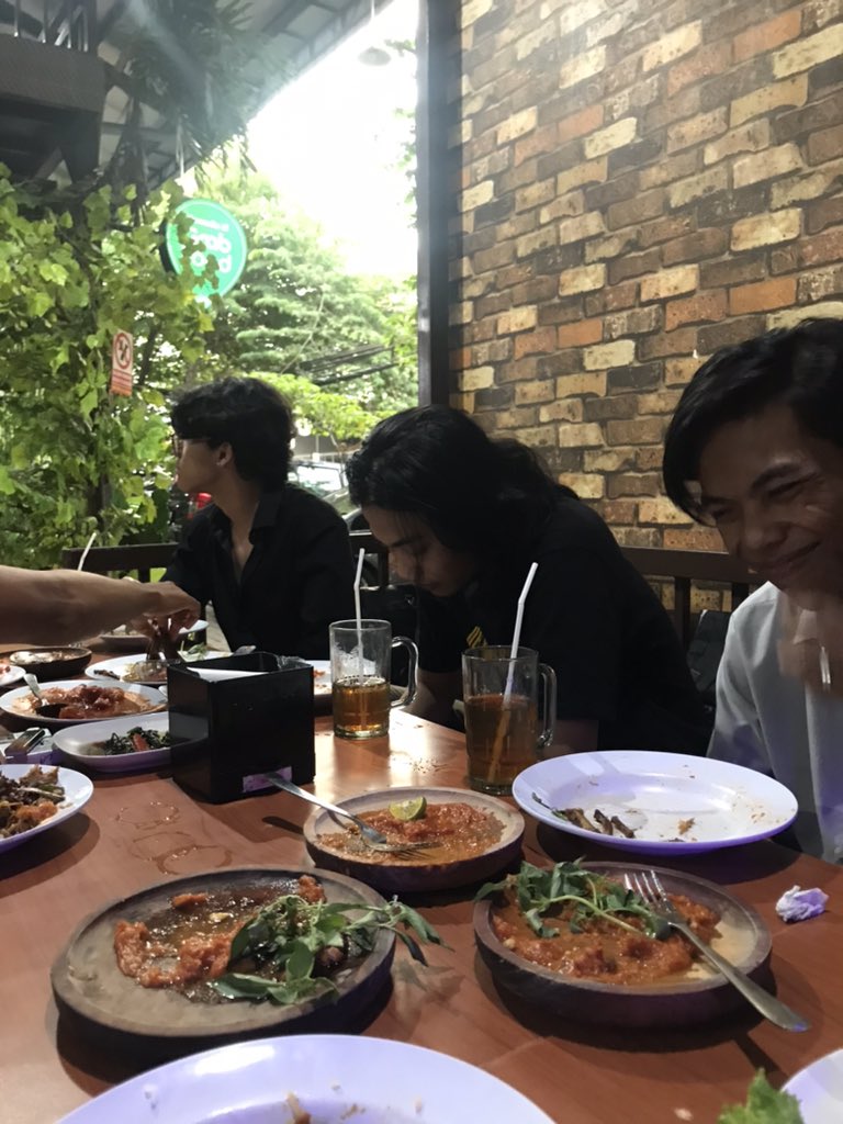 conpannakaffe's tweet photo. Pak bos ke malang, jaminan perut kenyang https://t.co/b9loQZICC1